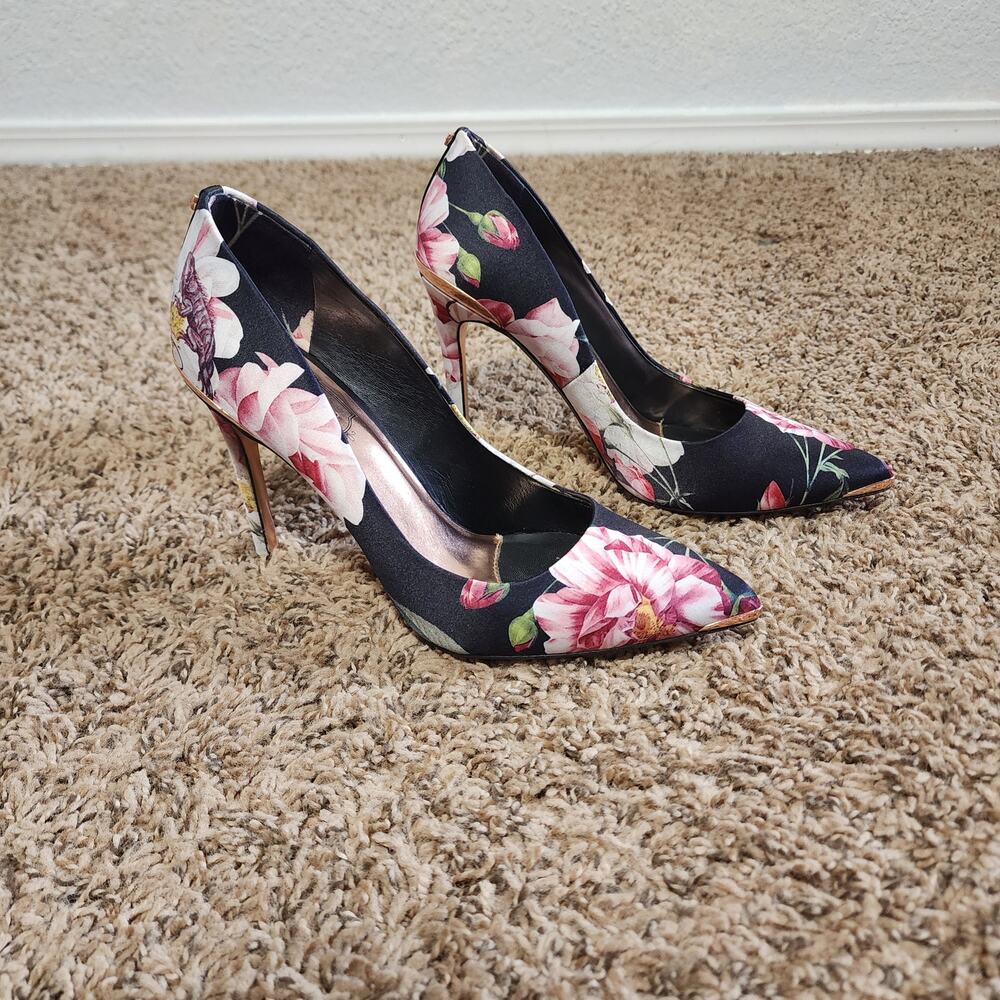 Ted Baker Black Satin Floral Print Pointed Toe Heels Metallic Rose Gold Tone 6.5